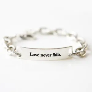 Link Bracelet Love Never Fails - Silver